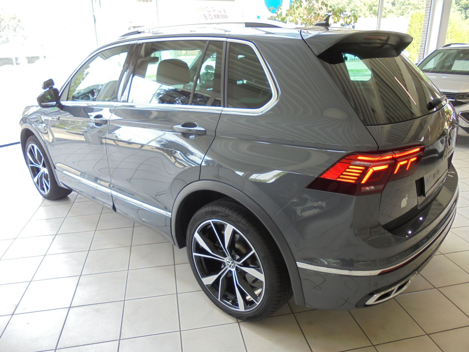 Volkswagen Tiguan R-Line 4Mo - Samsaru's Car Outlet