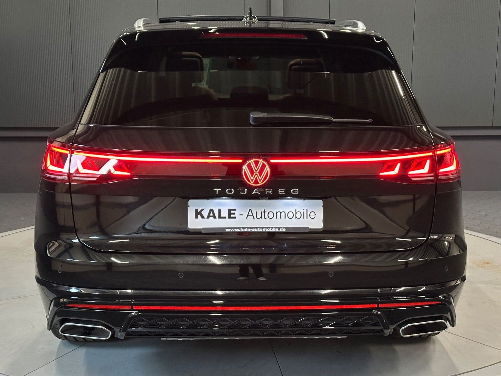 Volkswagen Touareg R-Line 4M - Samsaru's Car Outlet