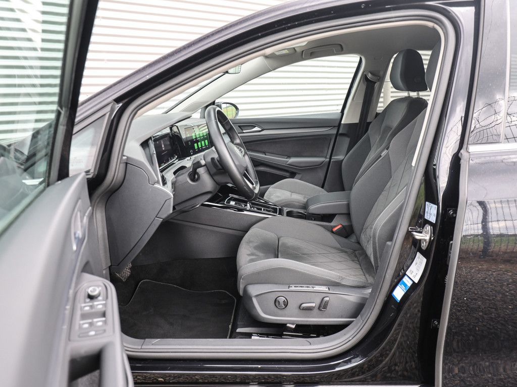 Volkswagen Golf VIII 1.5 e TSI Style DSG - Samsaru's Car Outlet