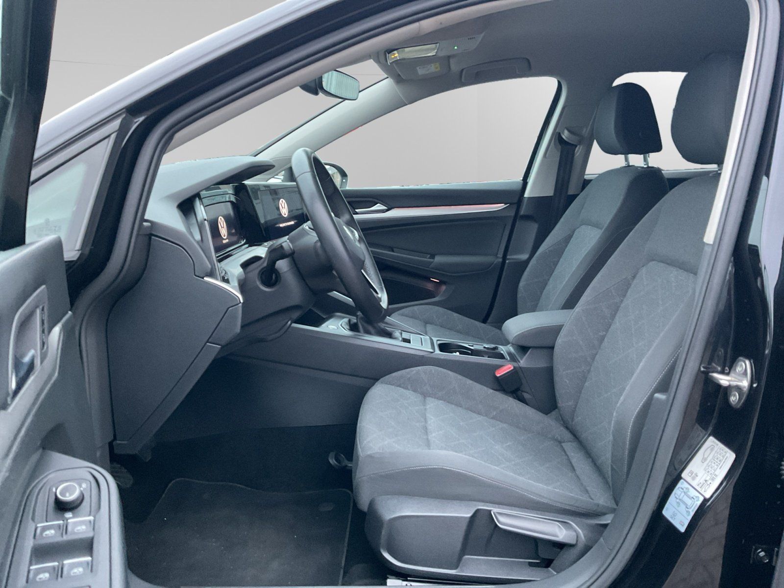 Volkswagen Golf VIII 1.5 TSI Life - Samsaru's Car Outlet