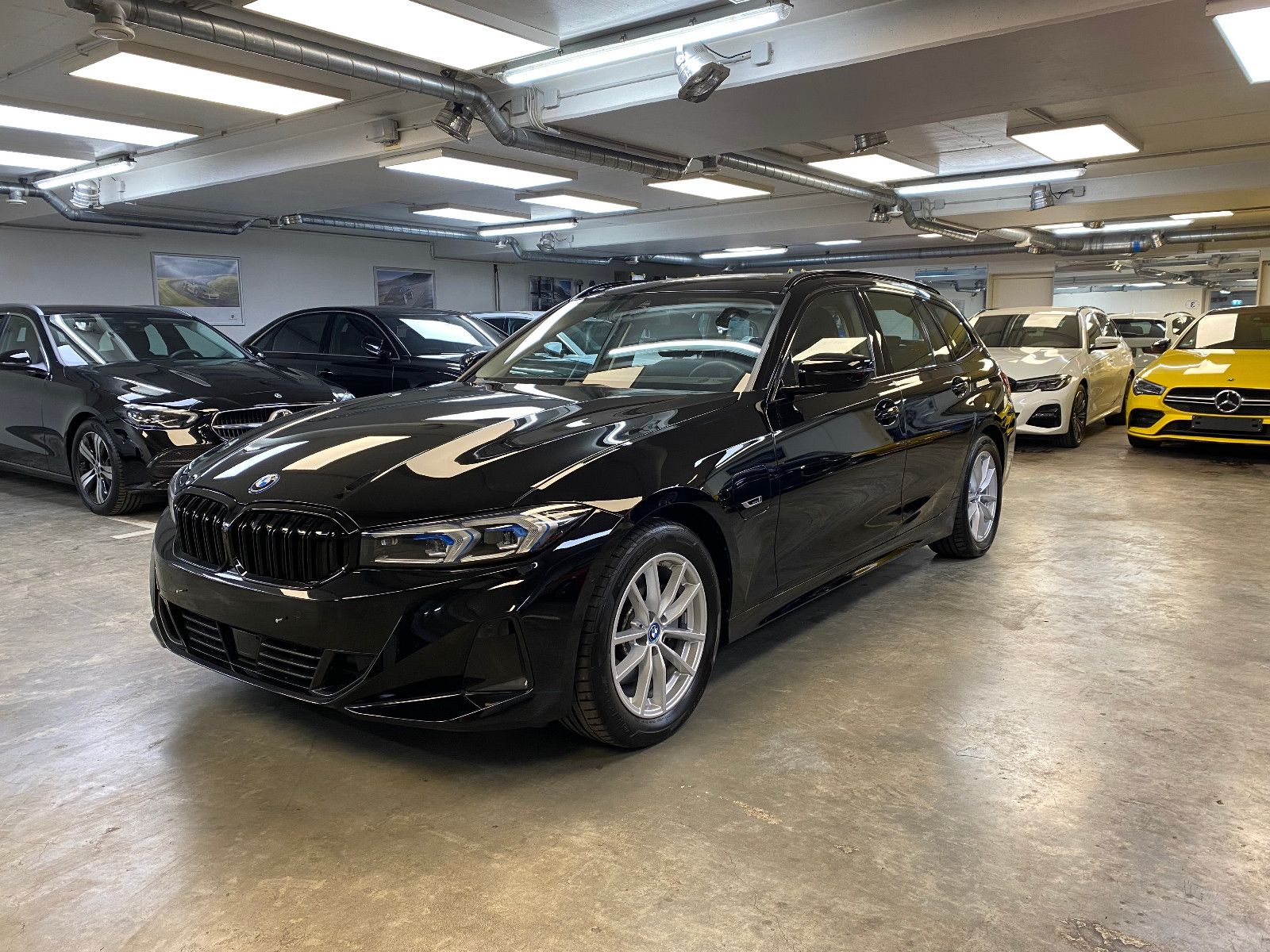 BMW 330e Touring - Samsaru's Car Outlet