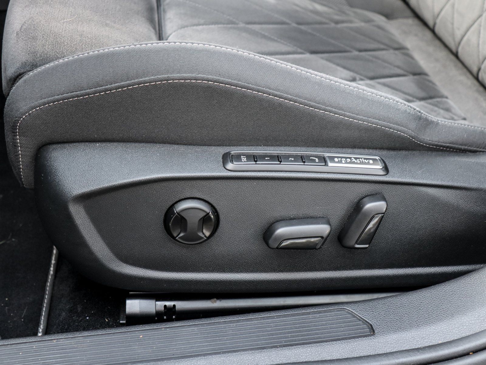 Volkswagen Golf Style 2.0 TDI DSG - Samsaru's Car Outlet