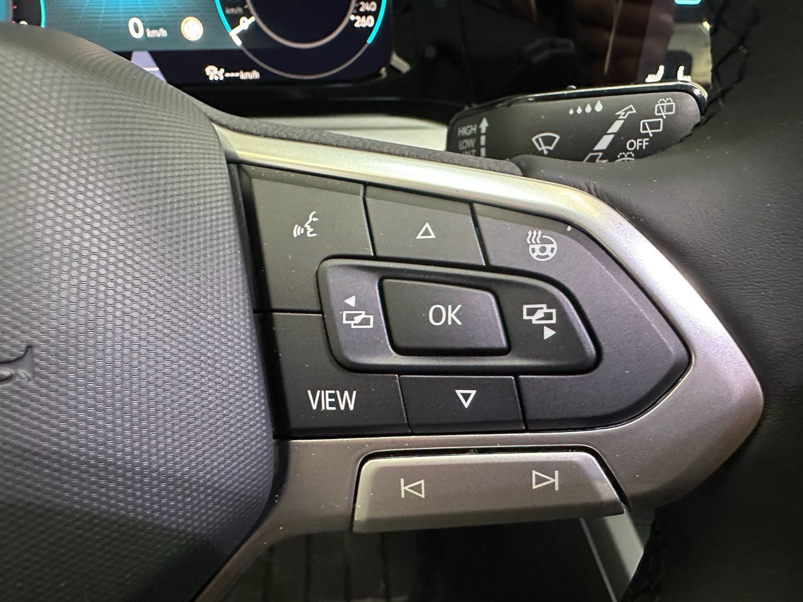 Volkswagen Golf 1.5 TSI Life - Samsaru's Car Outlet