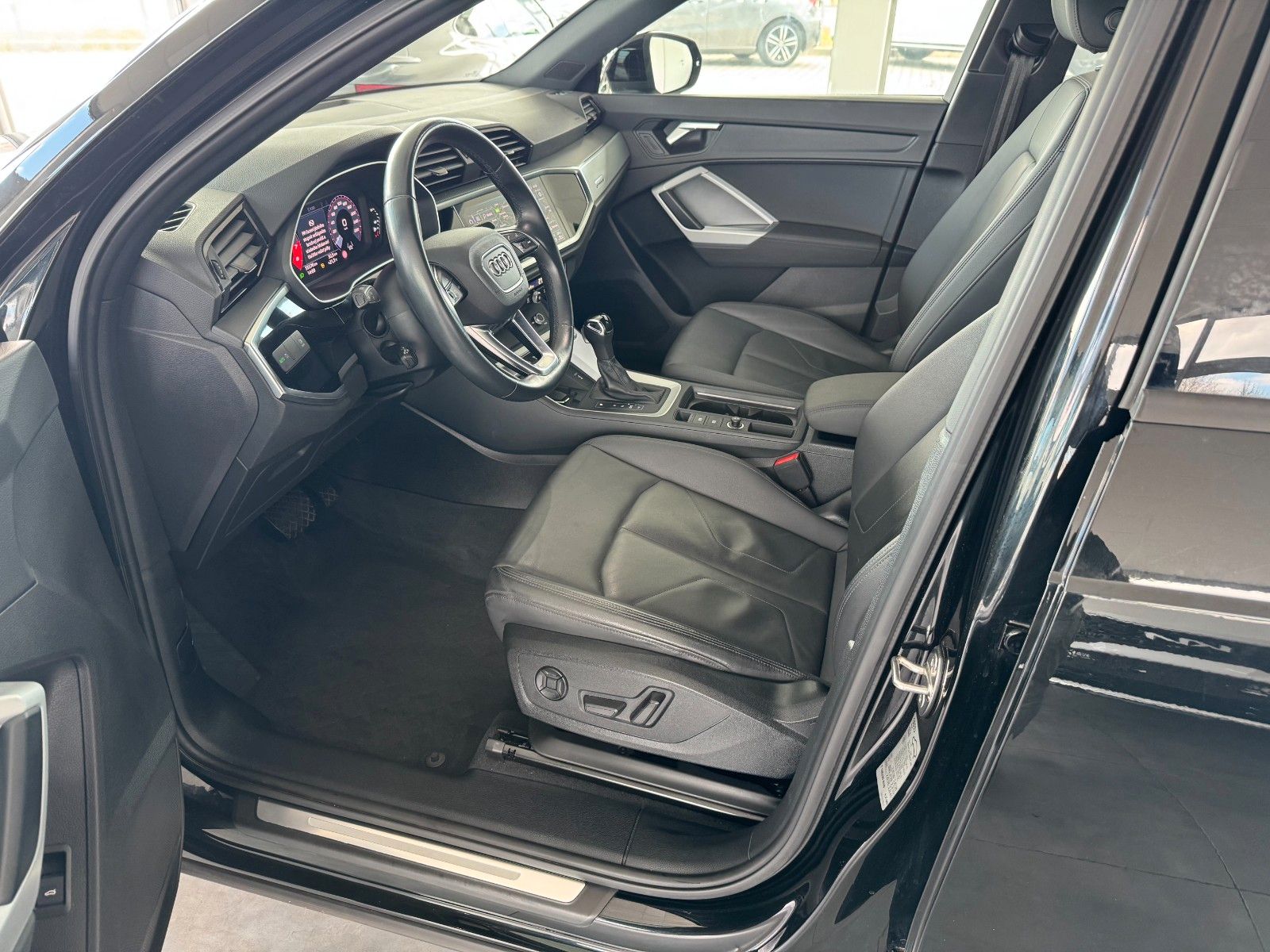 Audi Q3 45TFSI qu S tronic - Samsaru's Car Outlet