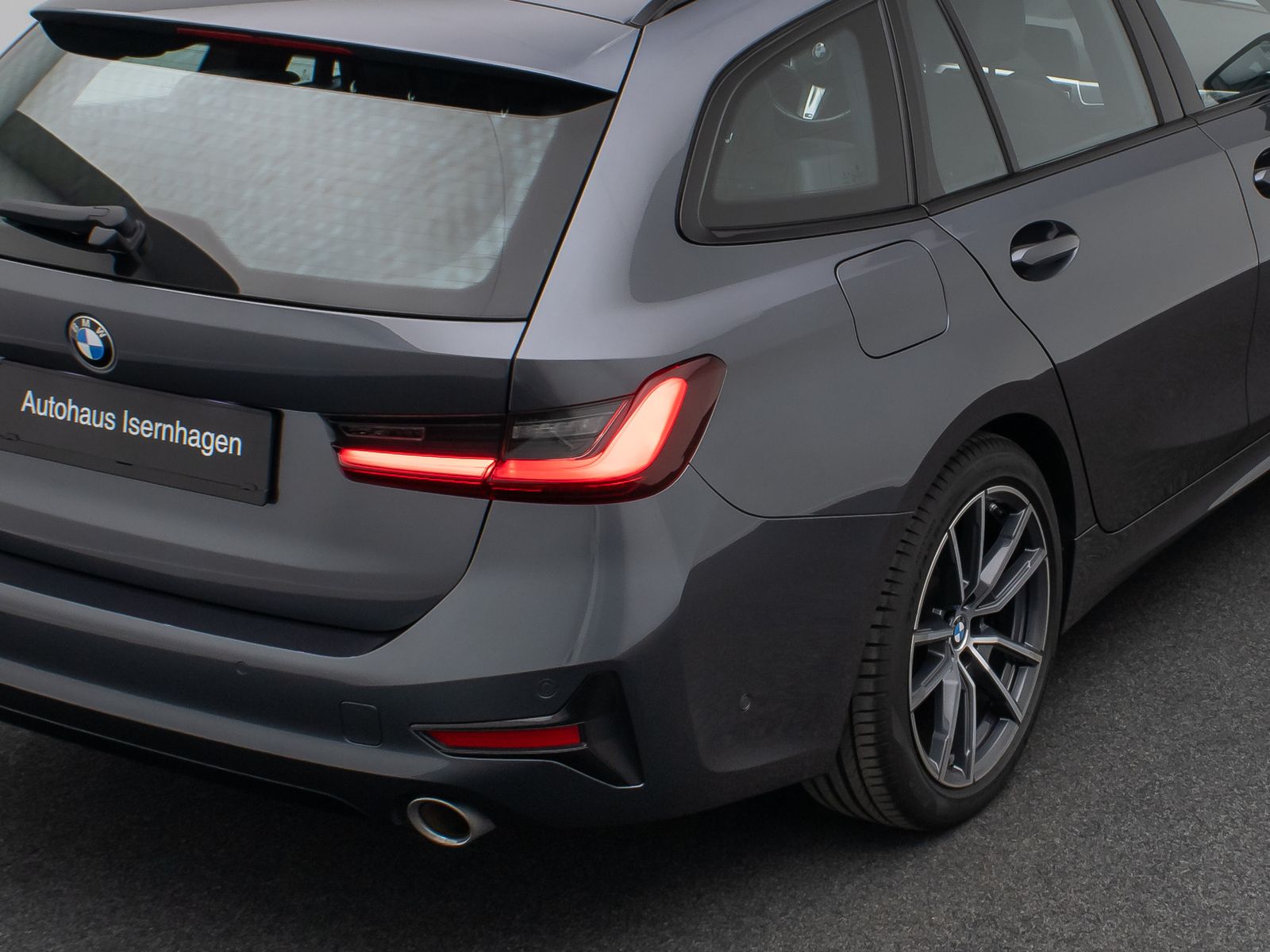 BMW 320i Sport Line - Samsaru's Car Outlet