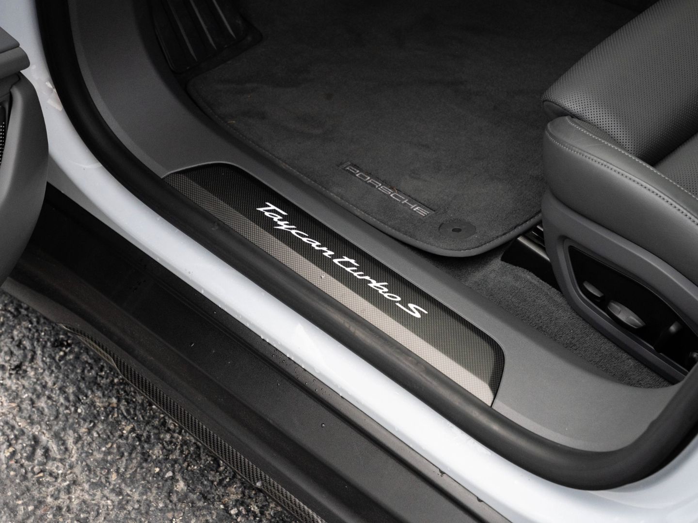 Porsche Taycan Turbo S Cross Turismo Burmester InnoDrive