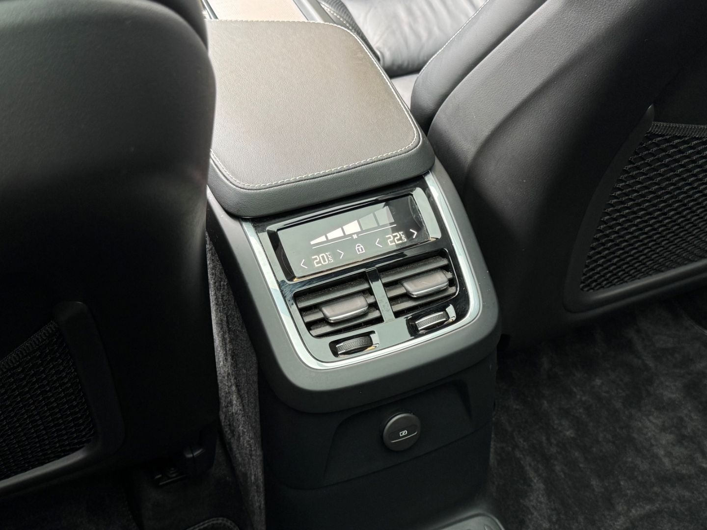 Volvo XC90 R Design Edition Recharge AWD - Samsaru's Car Outlet