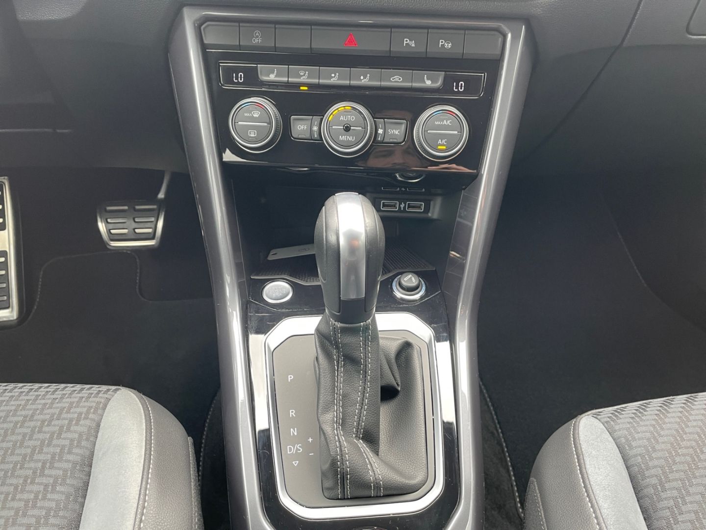 Volkswagen T-Roc R-Line 2.0 TDI 4M DSG - Samsaru's Car Outlet