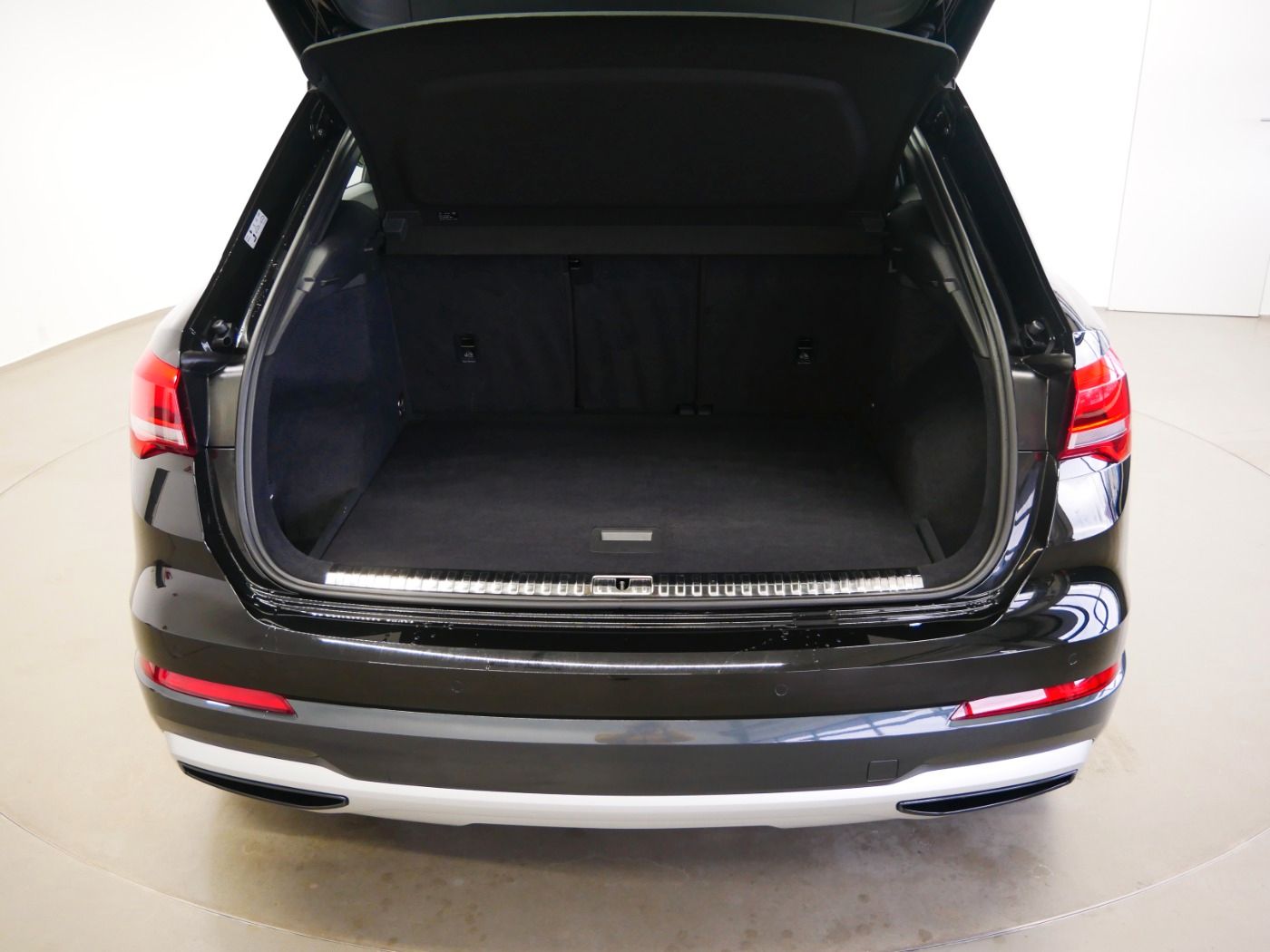 Audi Q3 45 TFSI quattro advanced - Samsaru's Car Outlet