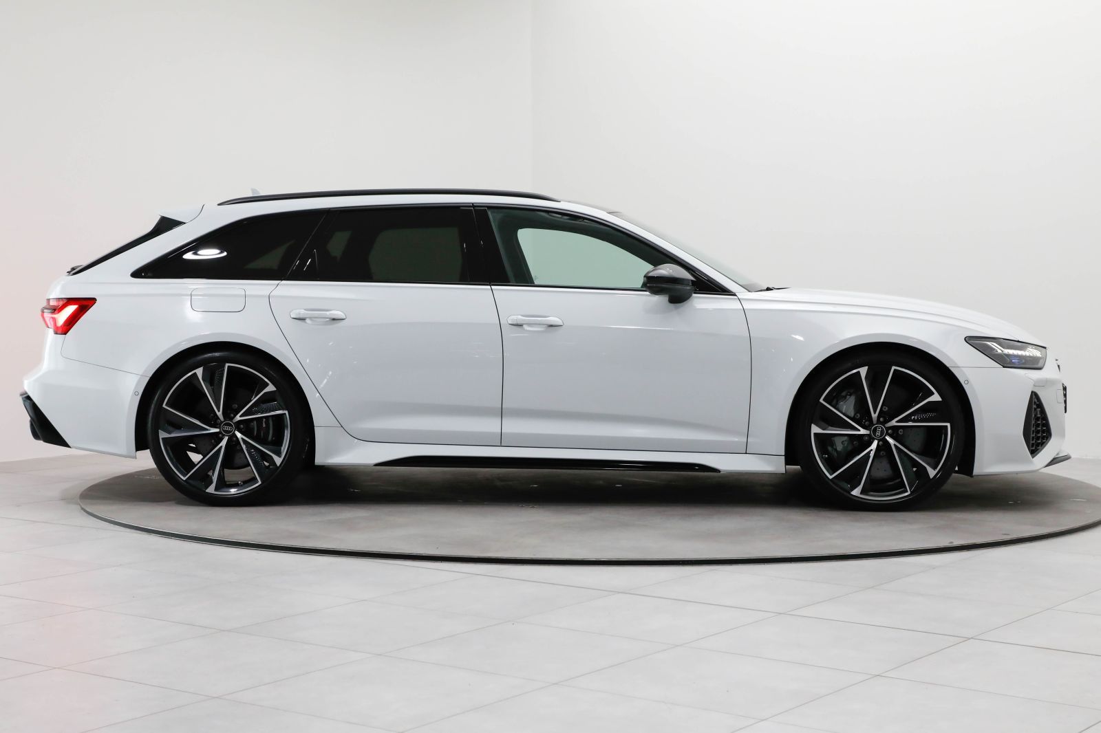 Audi RS 6 Avant AHK Matrix HUD Keramik Pano 305km/h