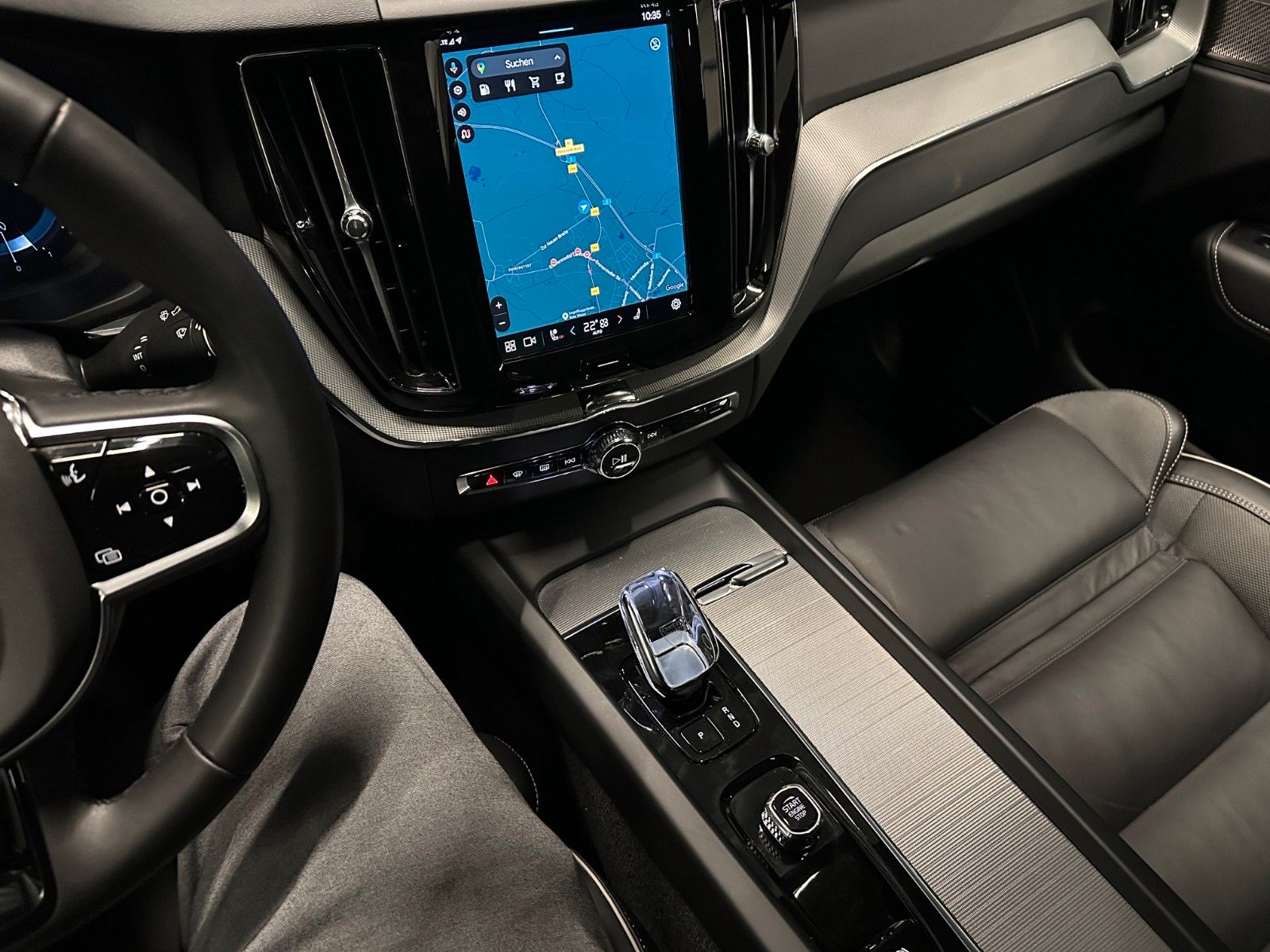 Volvo XC60 Plus Black Edition AWD*21Zoll*PANORAMA*AHK*