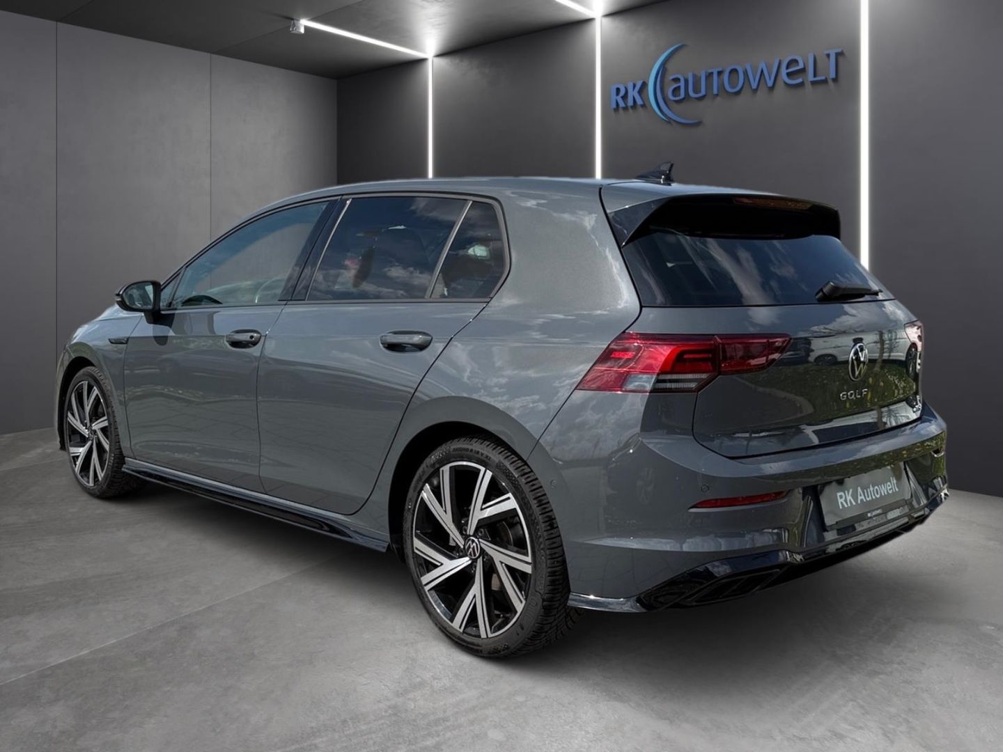 Volkswagen Golf 8 VIII R-Line 1.5 eTSI - Samsaru's Car Outlet