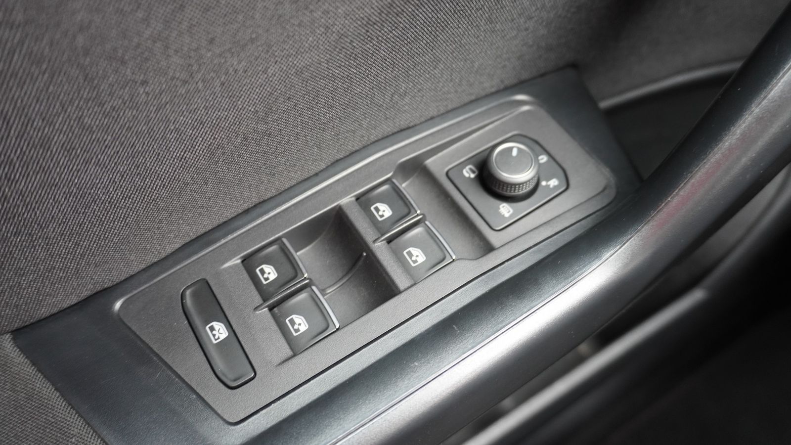 Volkswagen T-Roc 2.0 TDI R-Line - Samsaru's Car Outlet