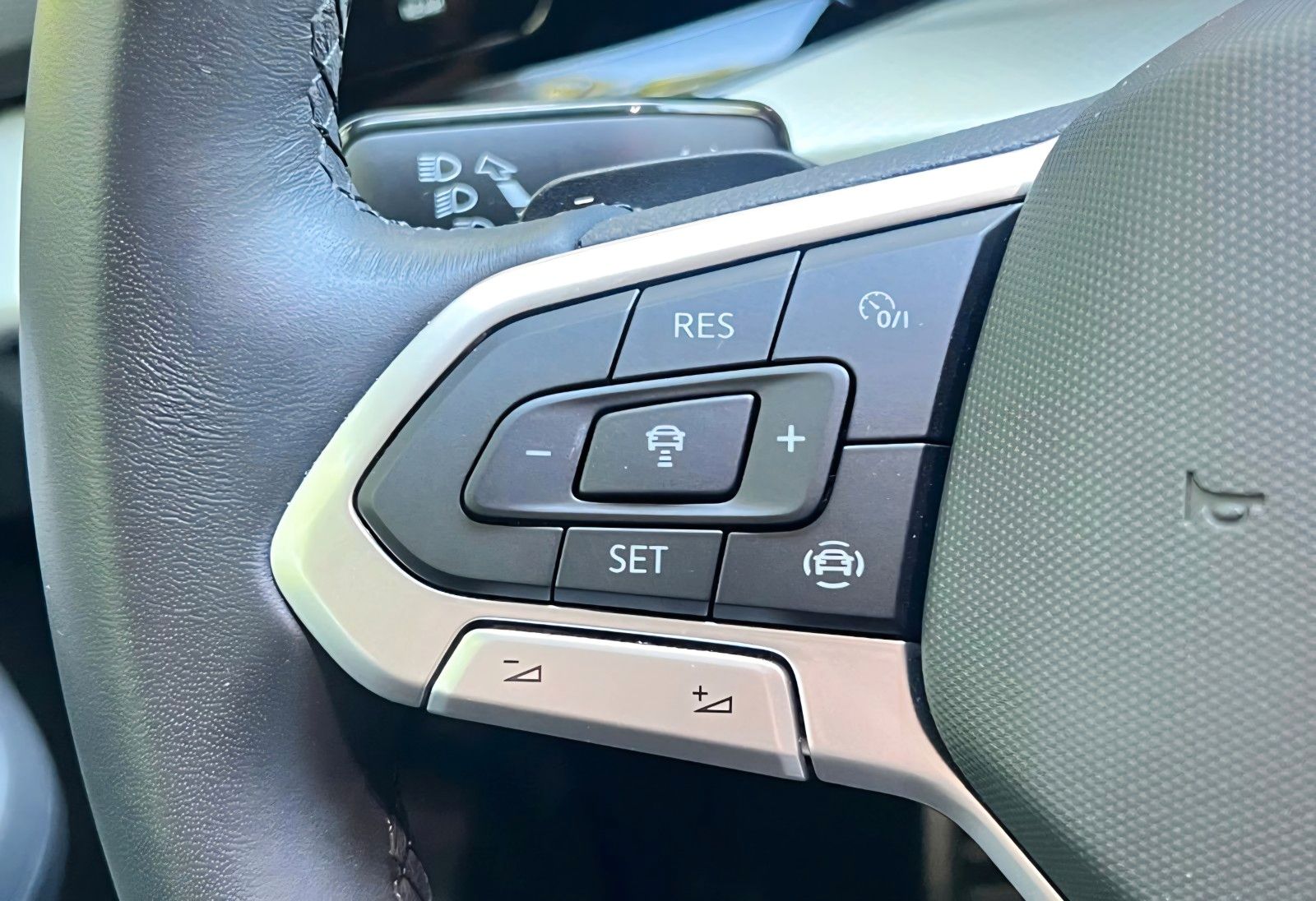 Volkswagen Golf VIII Move eTSI - Samsaru's Car Outlet