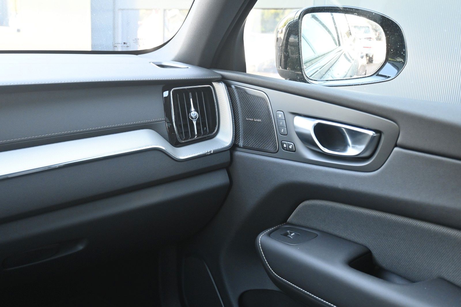 Volvo XC60 B4 AWD Ultimate - Samsaru's Car Outlet