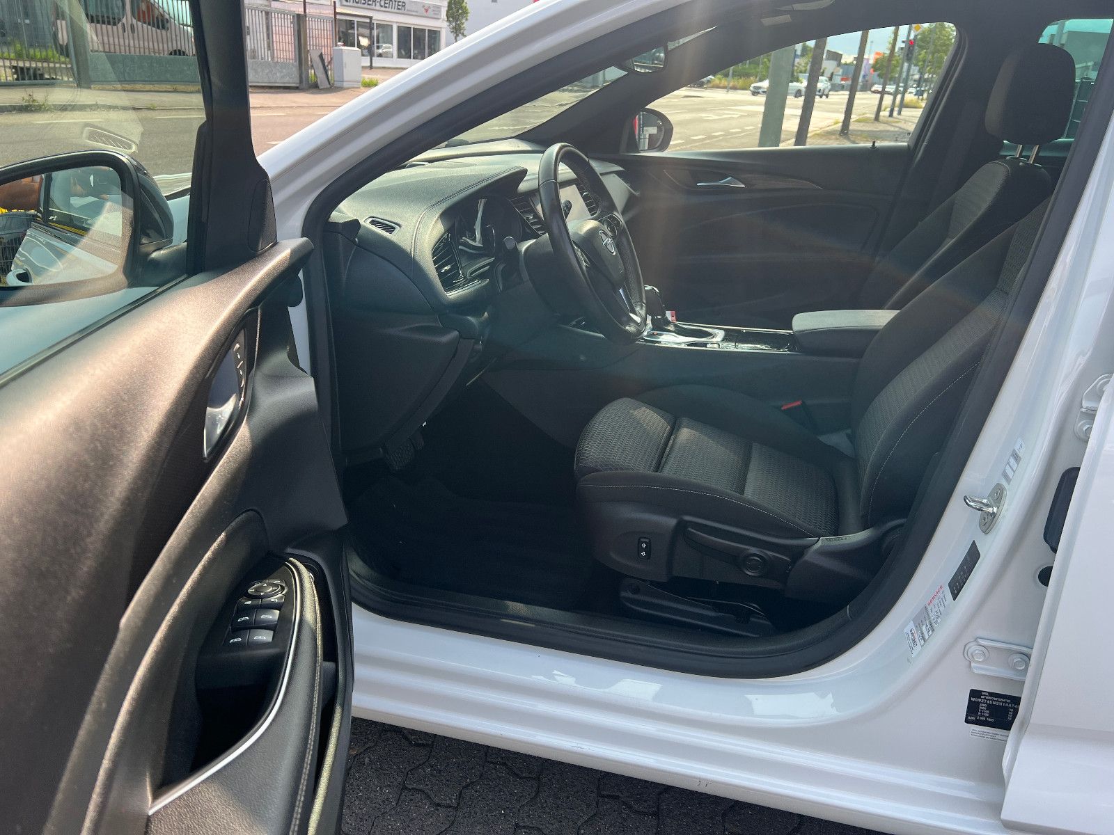 Opel Insignia B Sports Tourer Business - Samsaru's Car Outlet
