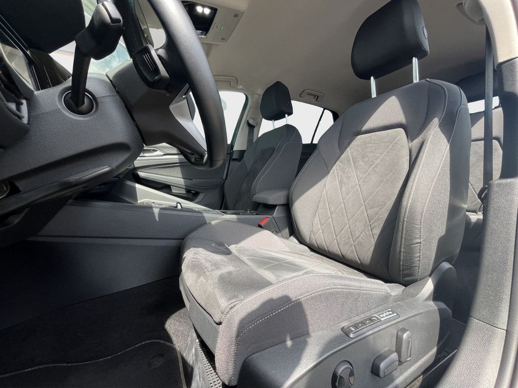 Volkswagen Golf VIII Style 1.5 l eTSI - Samsaru's Car Outlet