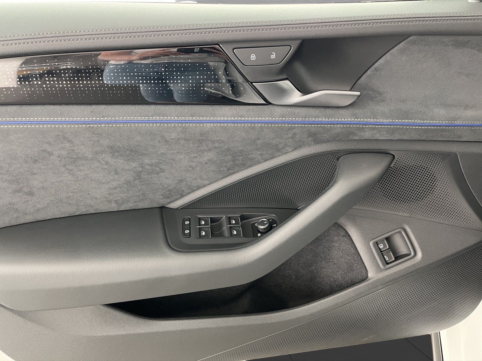 Volkswagen Passat Variant 1.5 TSI eHybrid R-Line | AHK |