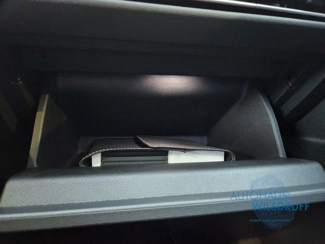 Volkswagen Golf VIII 1.5 TSi Active - Samsaru's Car Outlet