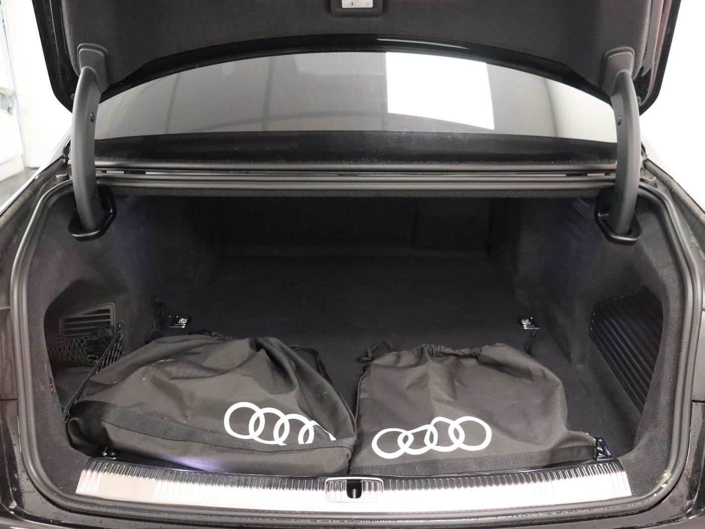 Audi A8 lang 60 TFSI e quattro - Samsaru's Car Outlet