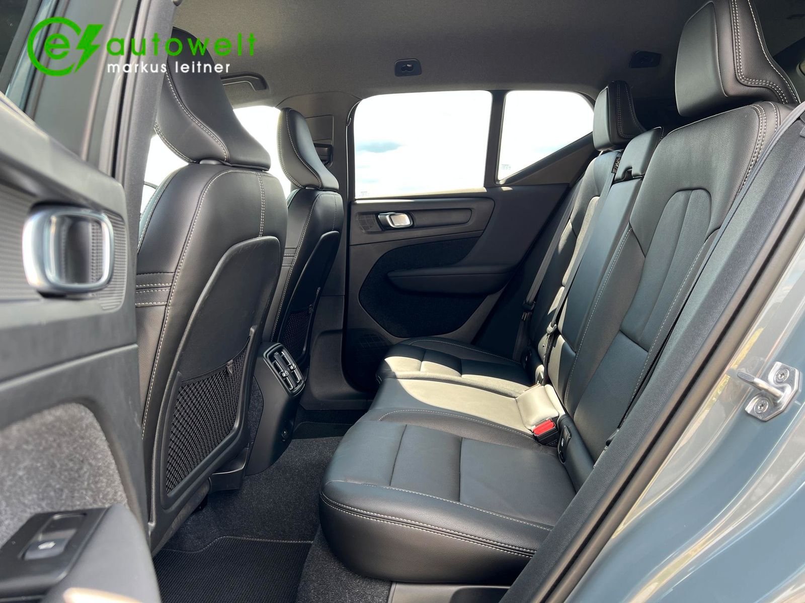 Volvo XC40 Recharge P8 AWD R-Design - Samsaru's Car Outlet