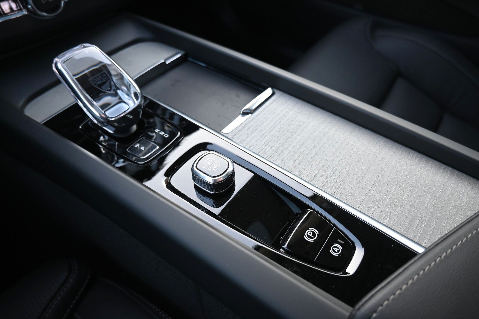 Volvo XC60 B5 AWD Ultra Dark*LUFT*360°*ACC*AHK