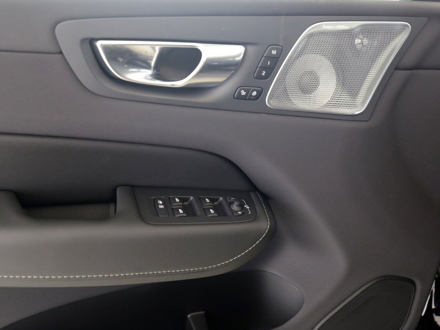 Volvo XC60 T6 Ultra Dark Recharge Plug-In Hybrid AWD - Samsaru's Car Outlet