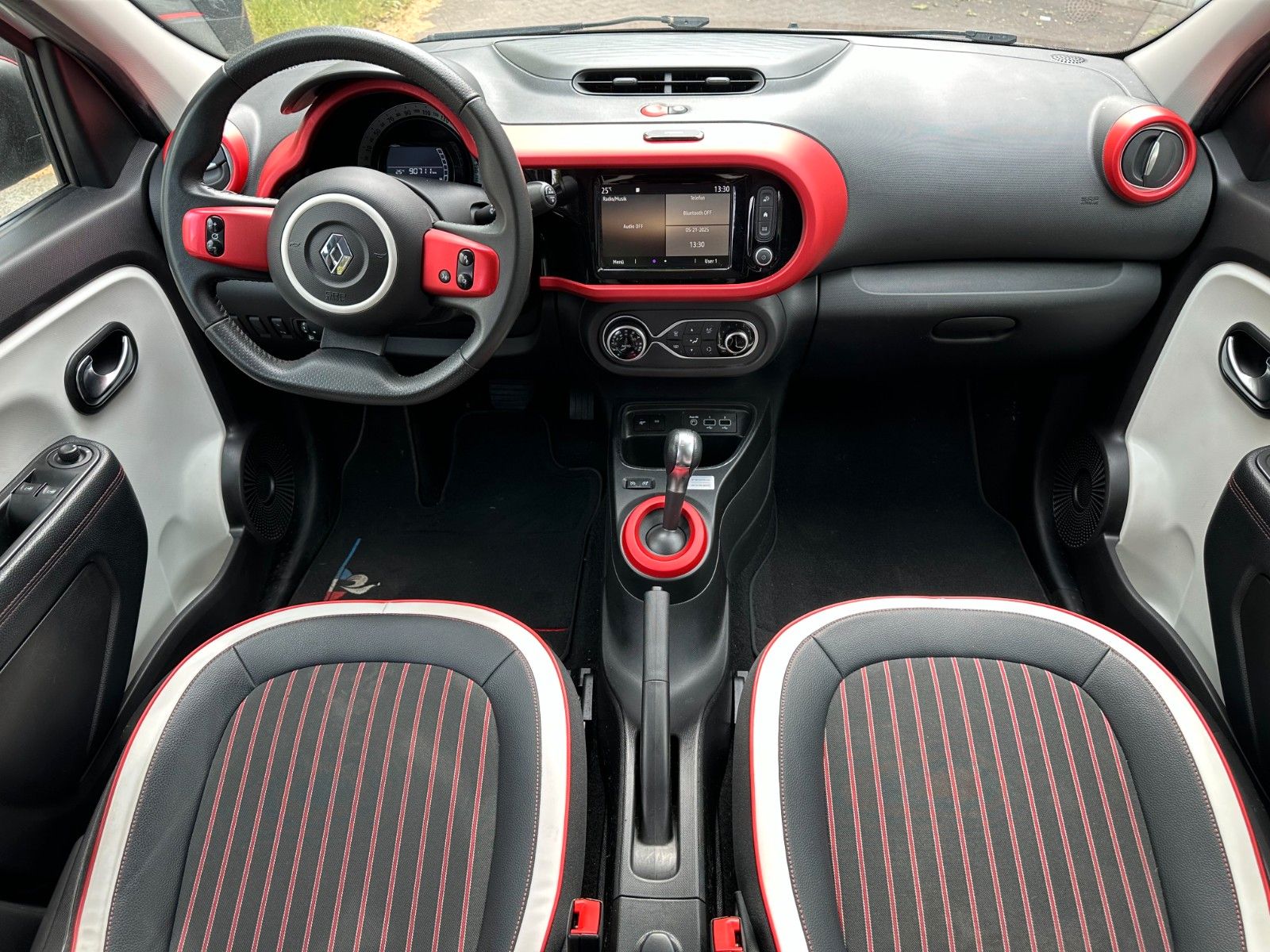 Renault Twingo TCe90 - Samsaru's Car Outlet