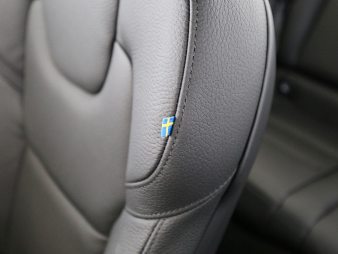 Volvo S60 B4*Plus Dark*SD*Standh*BLIS*19Zoll