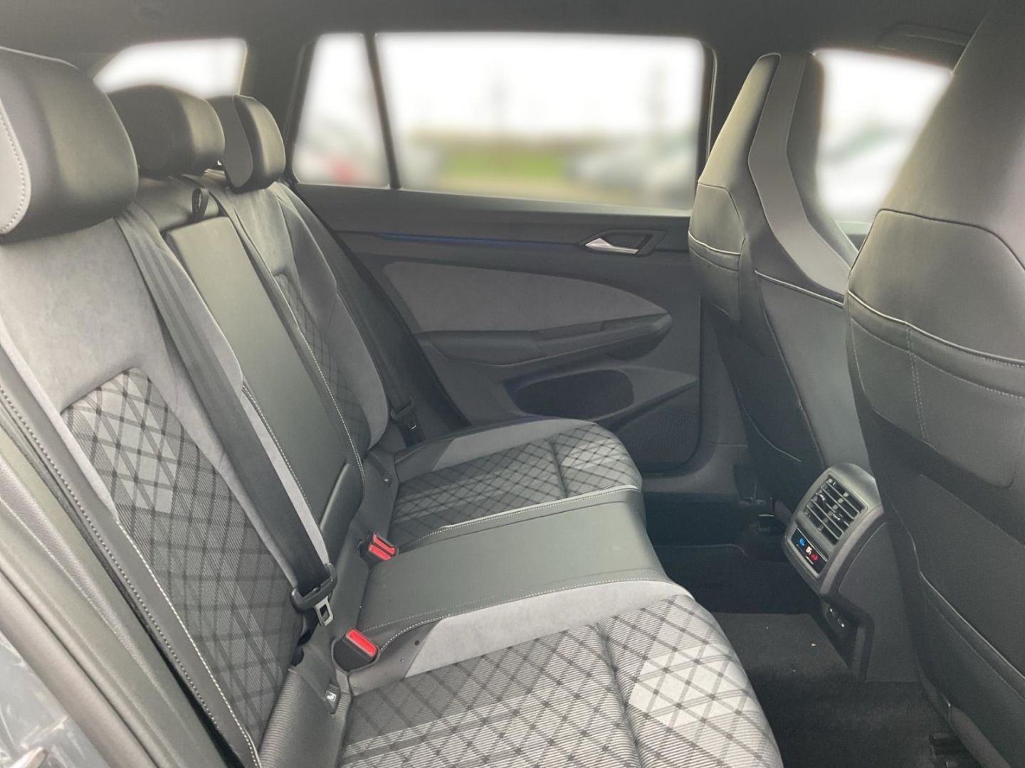 Volkswagen Golf Variant 8 VIII R-Line 1.5 eTSI - Samsaru's Car Outlet