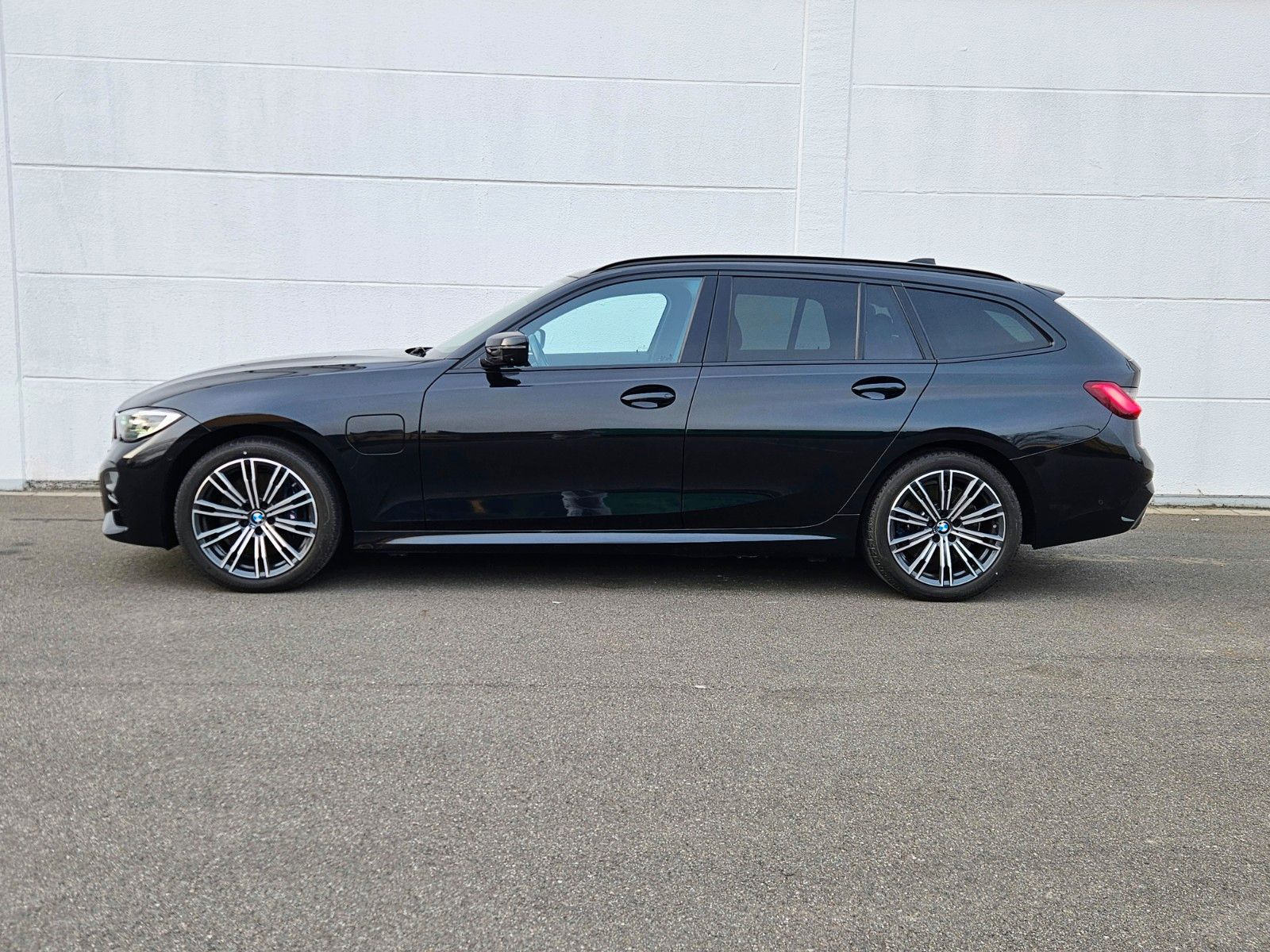 BMW 330e*LCProf*M-SPORT*HUD*ACC*PARKASS+*KEYLESS GO