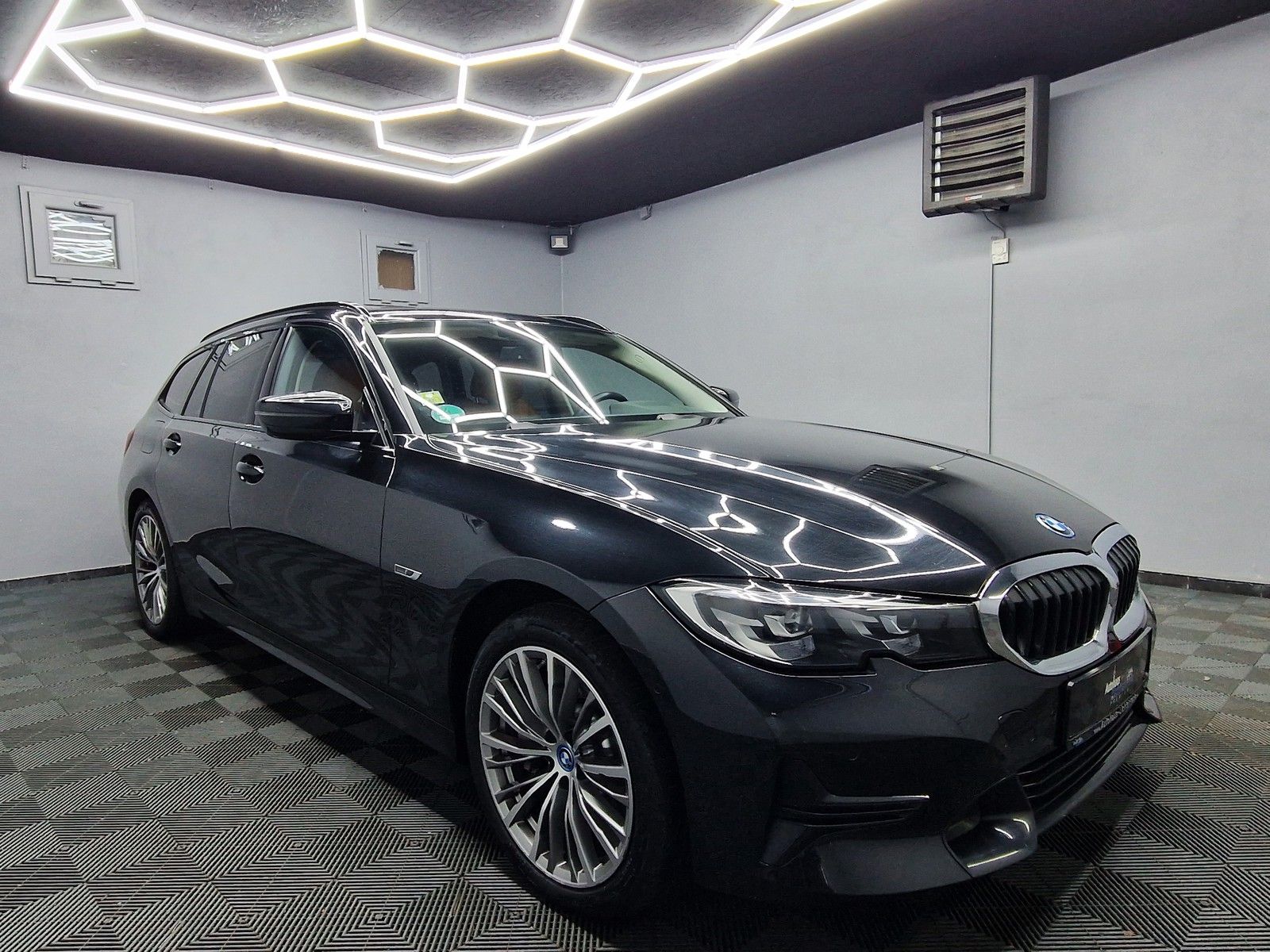 BMW 330 e Sport Line - Samsaru's Car Outlet