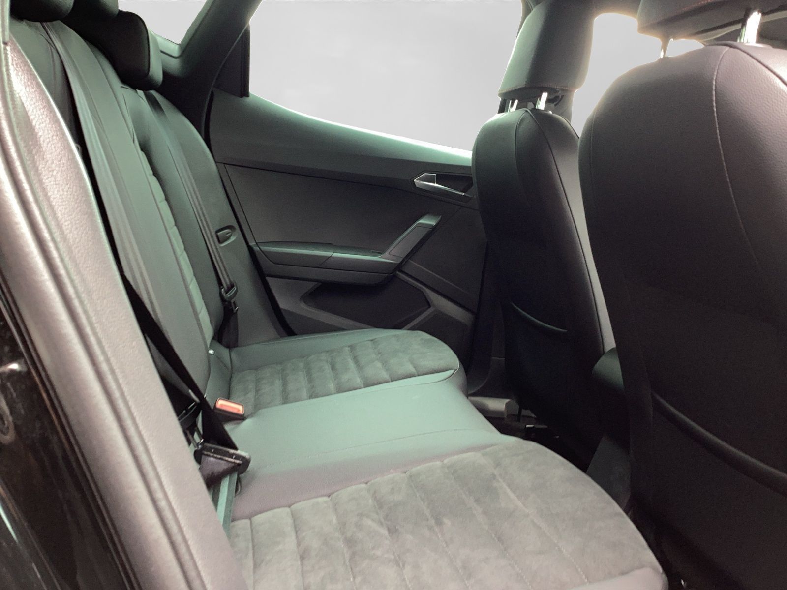 Seat Arona 1.5 TSI DSG FR NAVI AHK ACC PARKL SH GJR