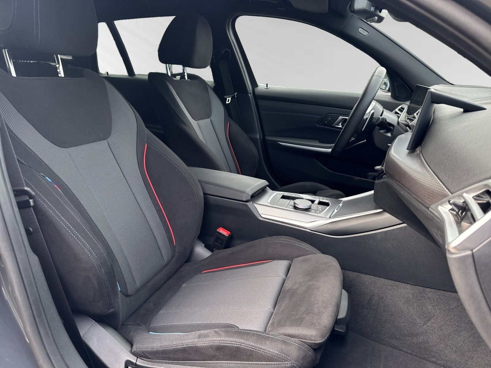 BMW 320d xDrive Touring Inkl. € 1.190 Zubehörbonus*