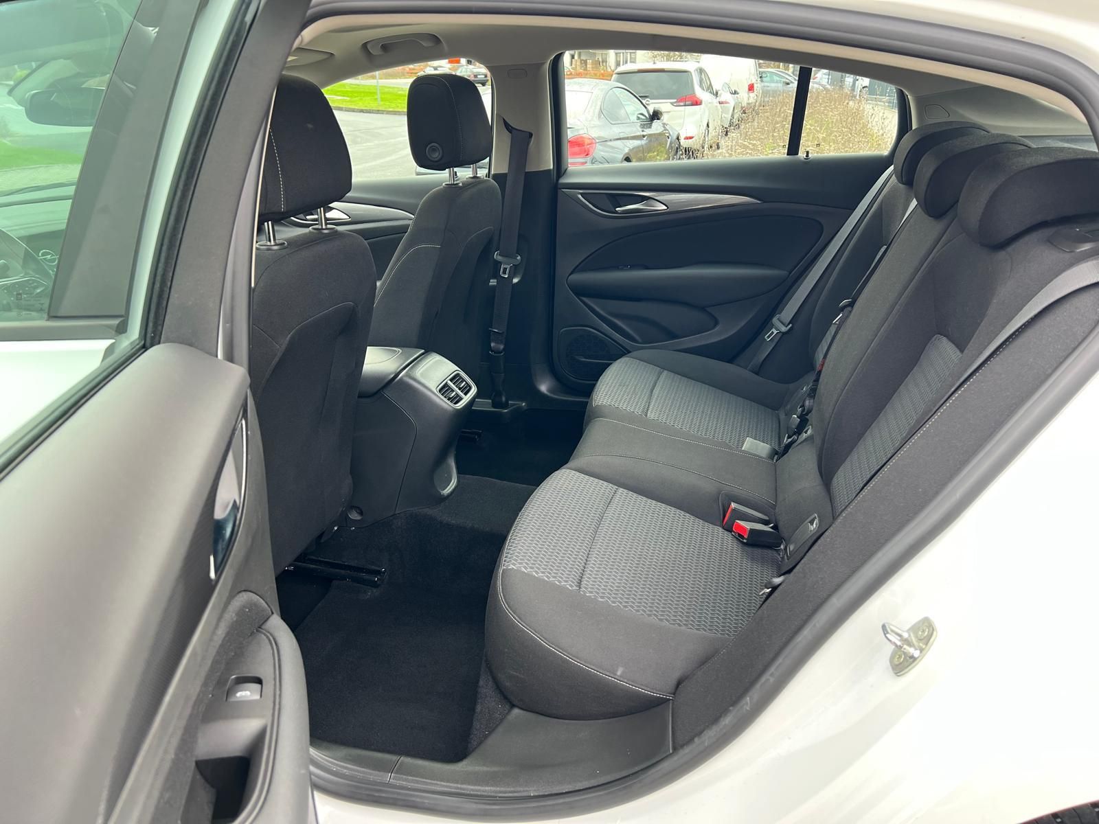 Opel Insignia 2.0 D Business Edition - Samsaru's Car Outlet