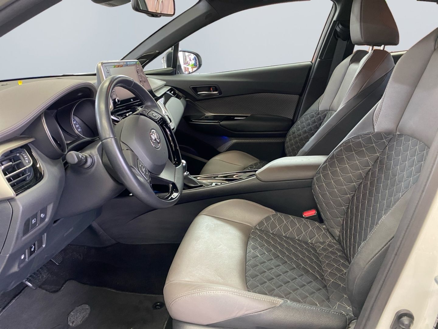 Toyota C-HR 2.0 Hybrid Lounge - Samsaru's Car Outlet