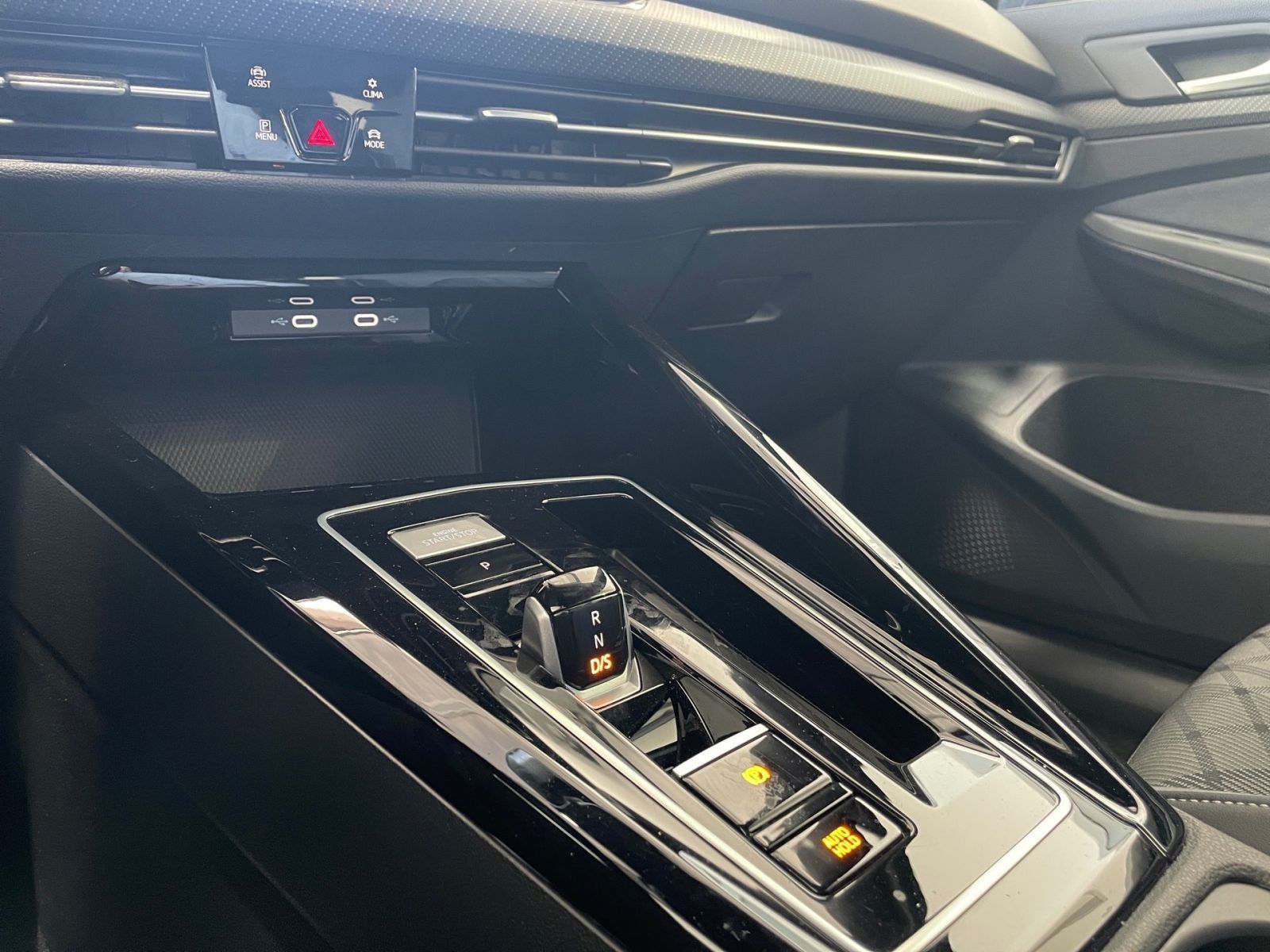 Volkswagen Golf Variant R-Line eTSI - Samsaru's Car Outlet