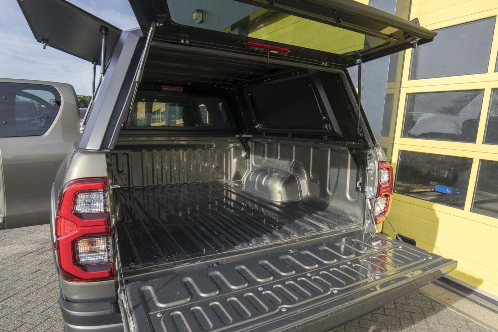 Toyota Hilux 2.8 D-4D Xtra Cab Invincible