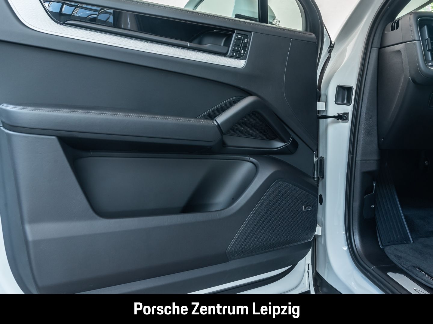 Porsche Cayenne E-Hybrid Coupe SportDesign HD-Matrix Inn
