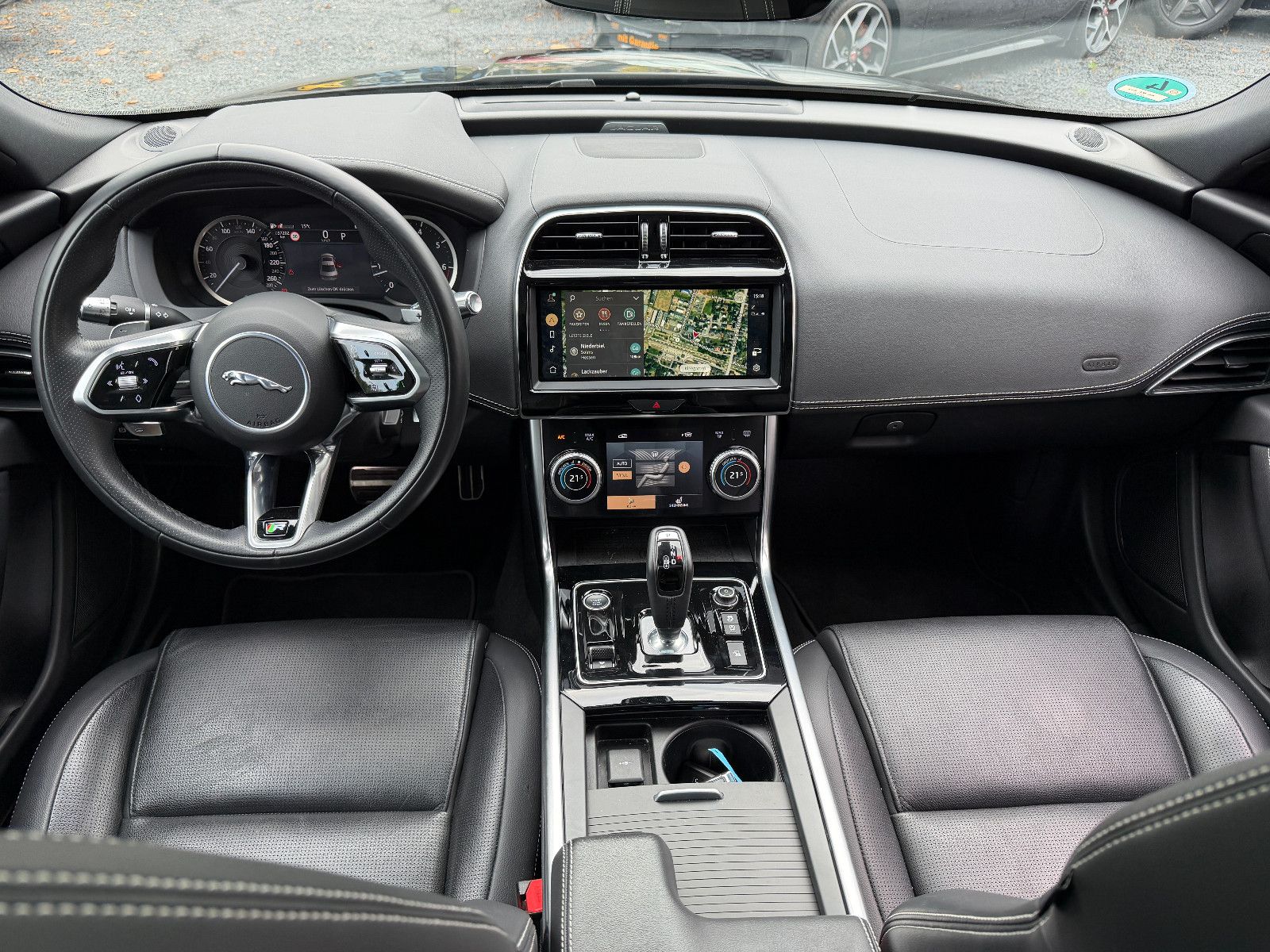 Jaguar XE R-Dynamic Black/PANO/360''KAM/MERIDIAN/LED