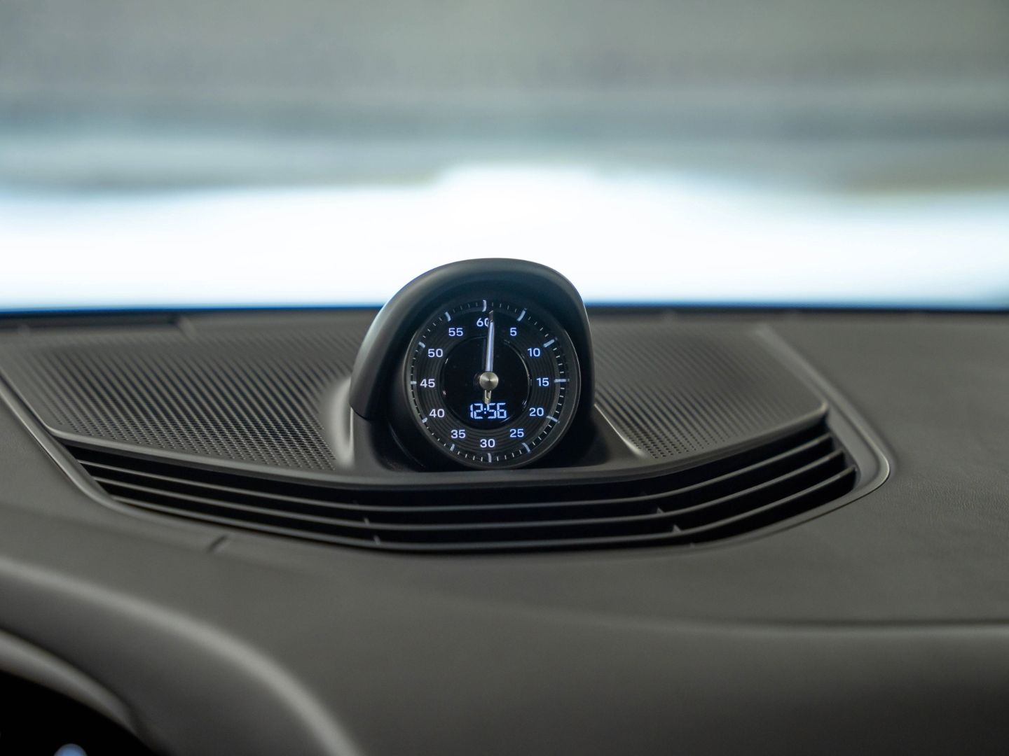 Porsche Taycan GTS InnoDrive Burmester Beifahrerdisplay