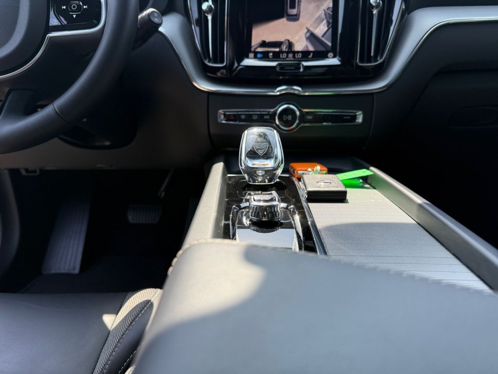 Volvo XC60 T8 AWD Plug-in Hybrid Plus - Samsaru's Car Outlet