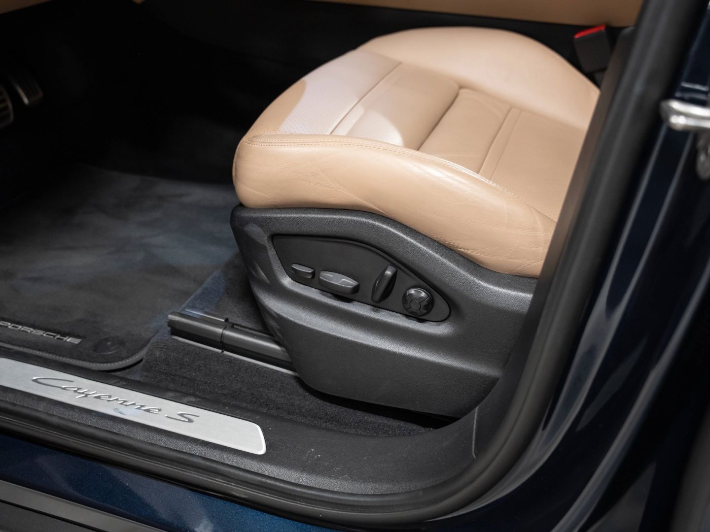 Porsche Cayenne InnoDrive Standheizung PASM AHK Panorama