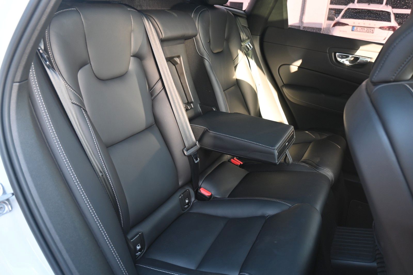 Volvo XC60 R Design PHEV - Samsaru's Car Outlet