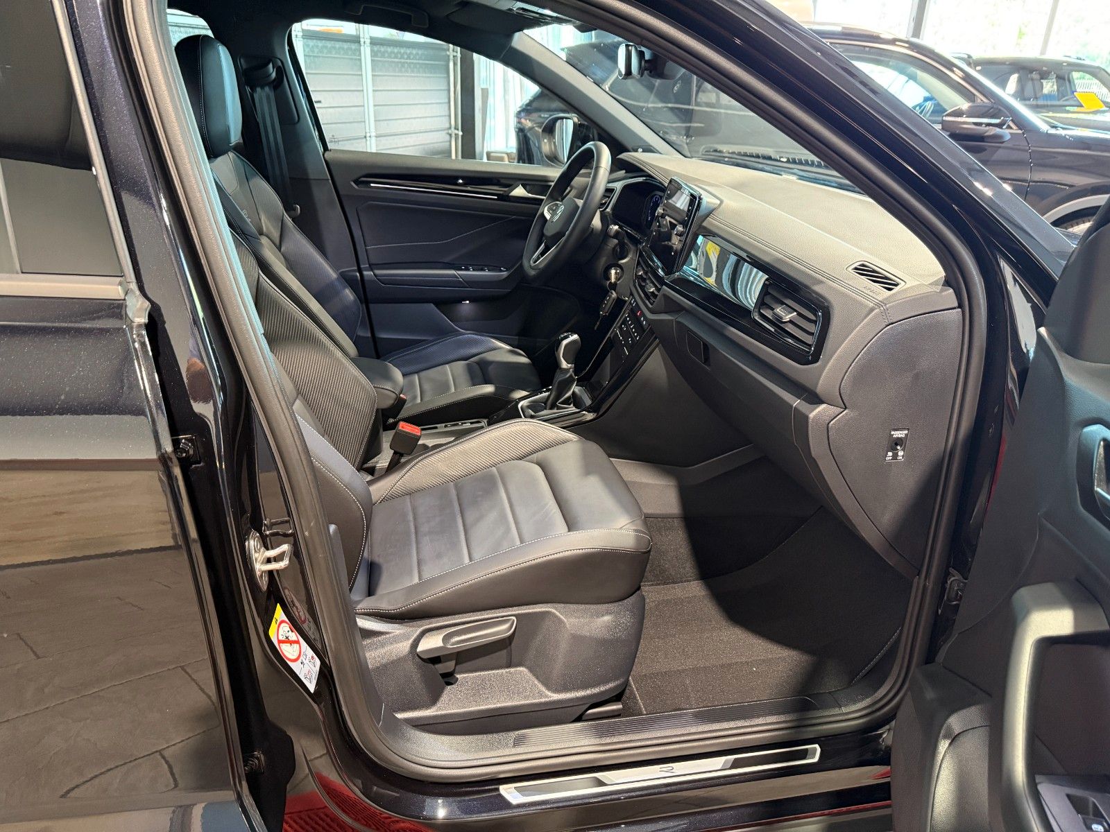 Volkswagen T-Roc R-Line - Samsaru's Car Outlet