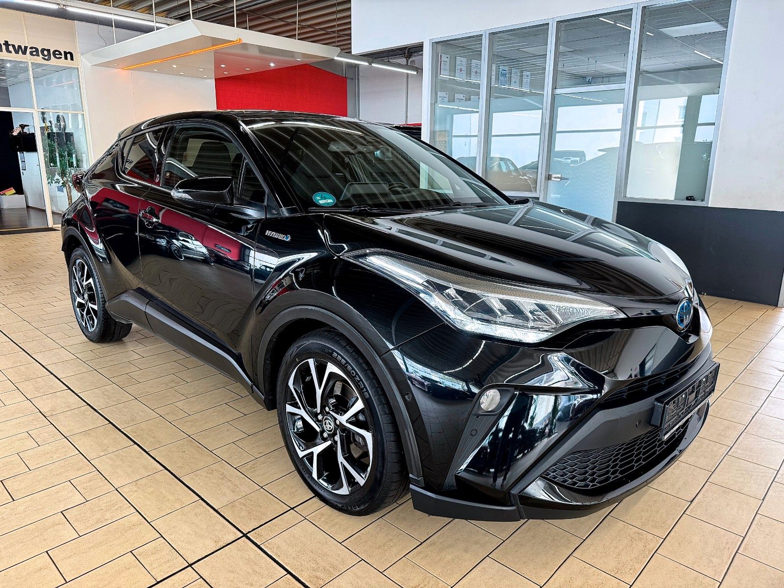 Toyota C-HR 2.0 Hybrid - Samsaru's Car Outlet