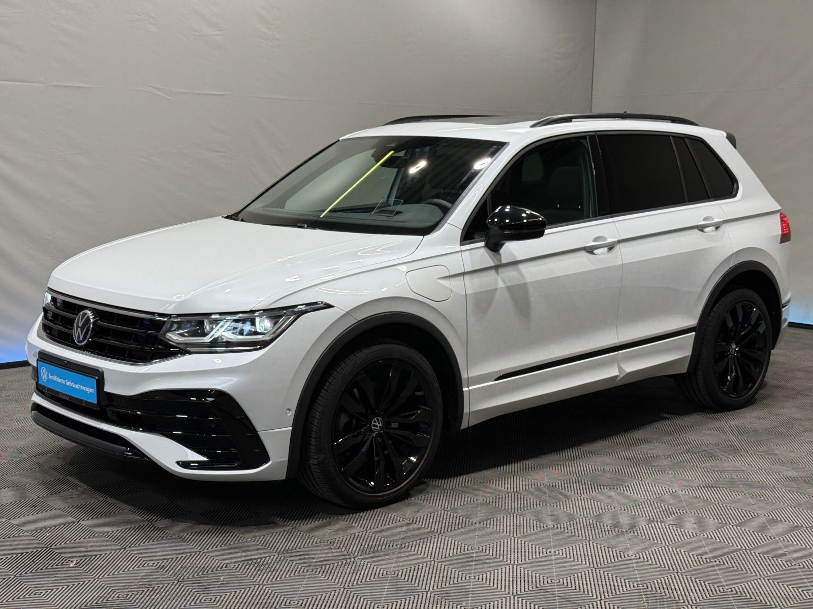 Volkswagen Tiguan R-Line 1.4 TSI eHybrid - Samsaru's Car Outlet