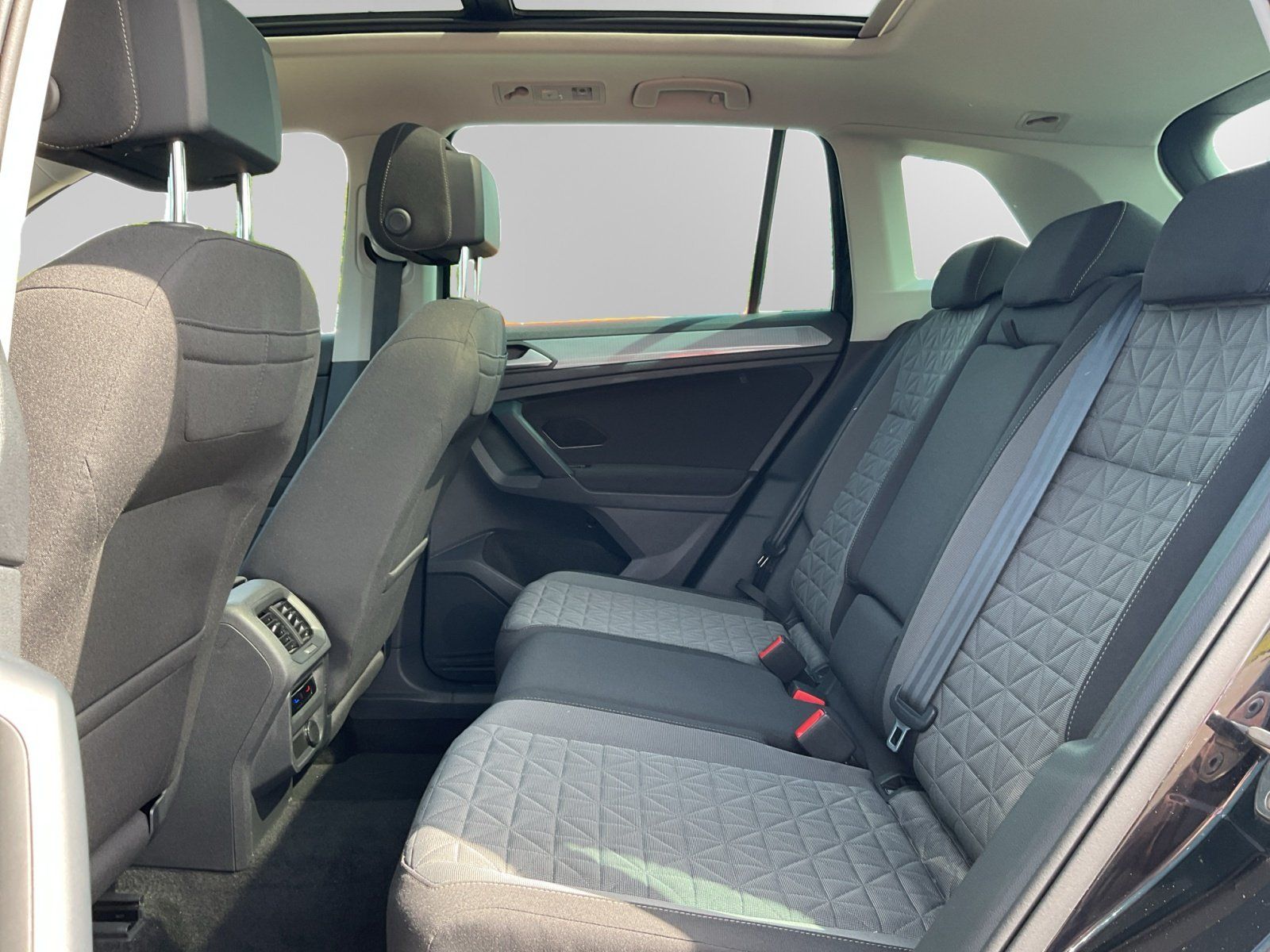 Volkswagen Tiguan 2.0 TDI DSG Life - Samsaru's Car Outlet