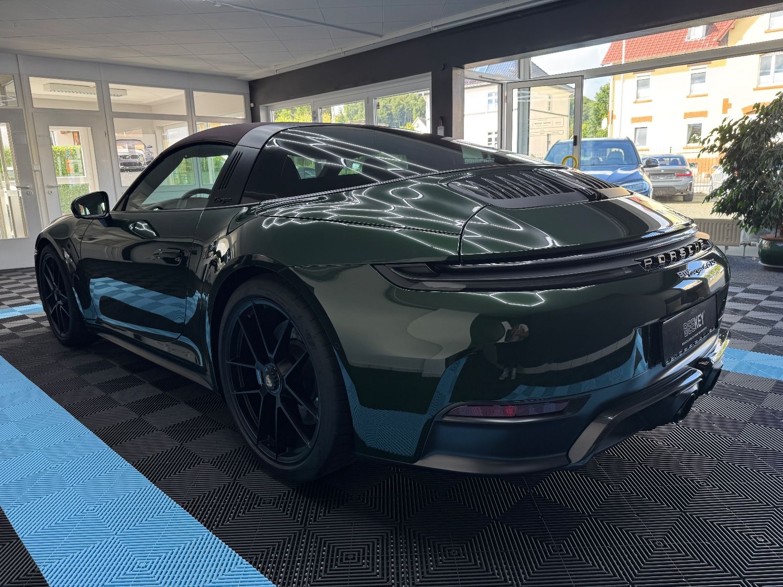 Porsche 992.2 Targa 4 GTS°BURMESTER°CARBON°GREEN/BROWN°
