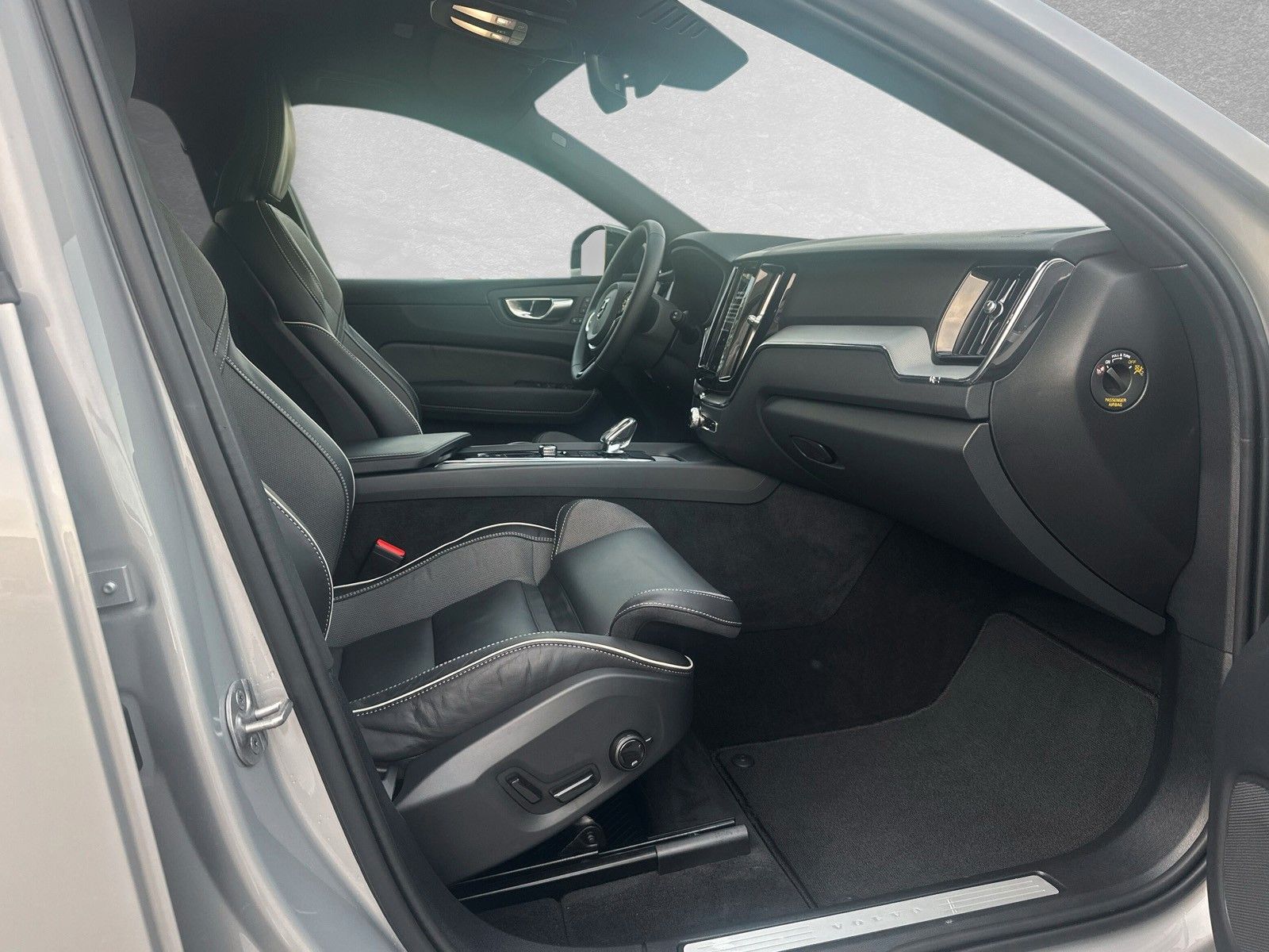 Volvo XC60 B5 AWD Mild-Hybrid Plus Dark AHK ACC BLIS